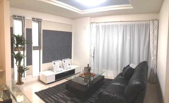 Model house photo. Living was relaxation emphasis. Heals in friendly sunlight from the wide sash.