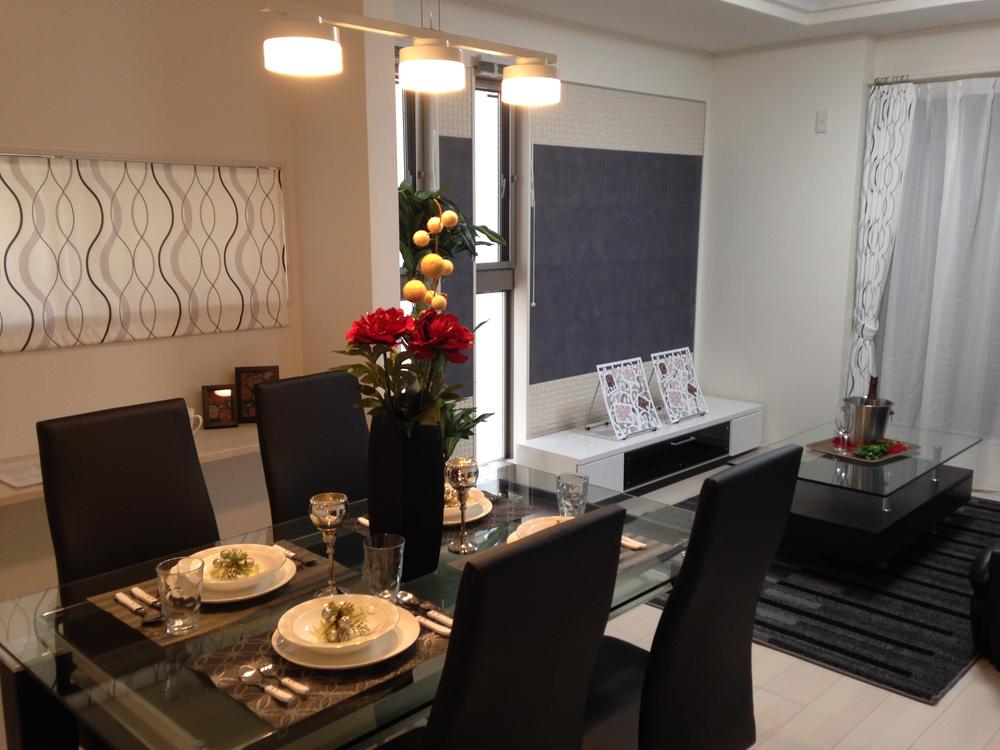 Model house photo. We look at the living room from the dining table. Also mounting a stylish lighting fixture.