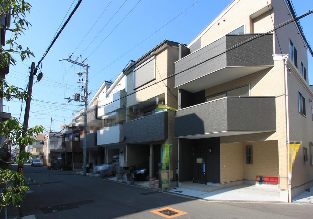 Local photos, including front road. ◆ Surrounding cityscape