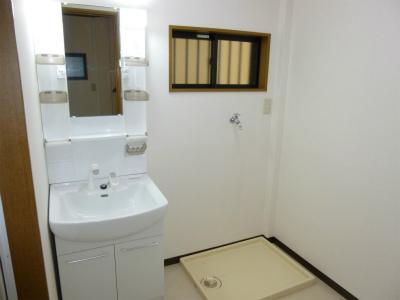 Wash basin, toilet. Room (August 2013) Shooting