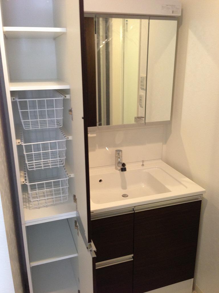 Wash basin, toilet. Three-sided mirror, Washbasin with system storage