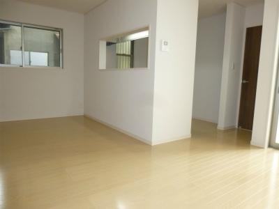 Living. Indoor (13 May 2013) Shooting Is a living picture of 1 Building. North, South, Bright has a window to the east