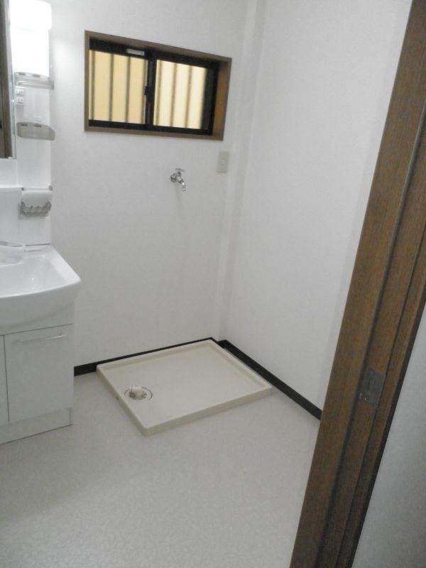 Wash basin, toilet. Also had made washing bread