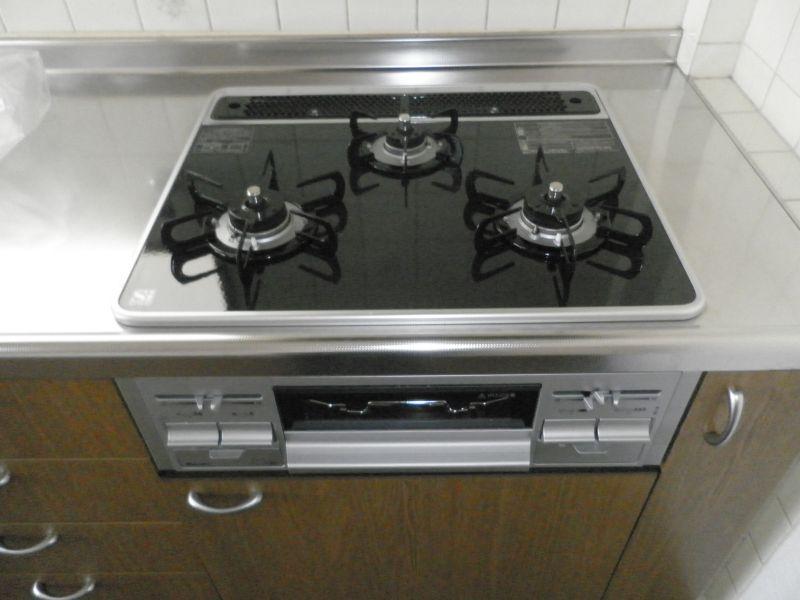 Kitchen. Glass top stove had made