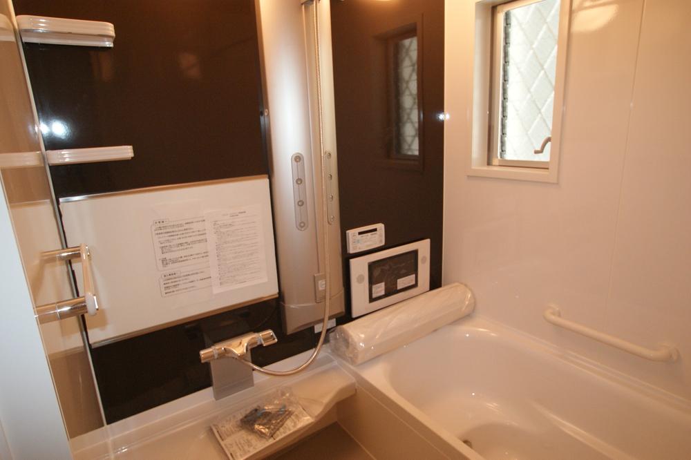 Same specifications photo (bathroom). The bathrooms are more than 1 square meters to heal fatigue of the day! With big success bathroom dryer in your laundry on a rainy day! Bathroom TV, Relax body and mind in the mist sauna!