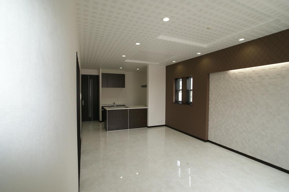 Same specifications photos (living). Open-minded atrium and spacious living room, which was designed commitment comfort and peace of daylighting.