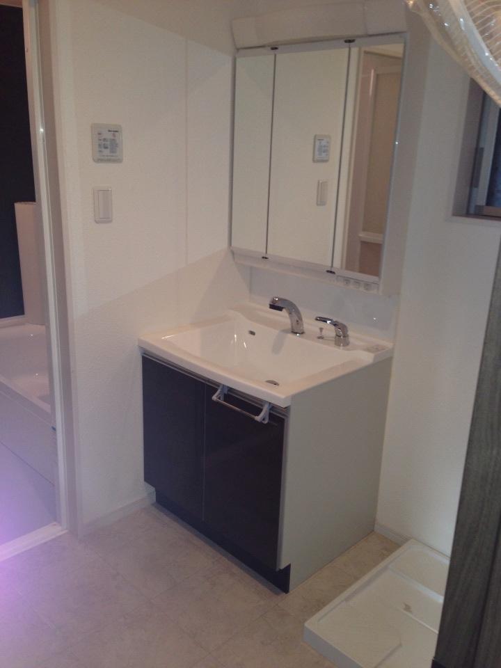 Local photos, including front road. Wash