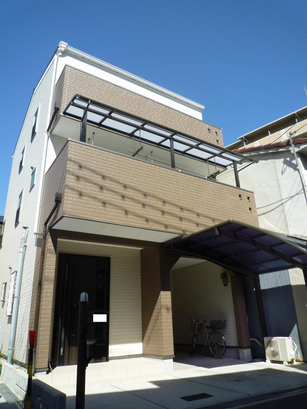 Local appearance photo. Facing south. Day is good. 