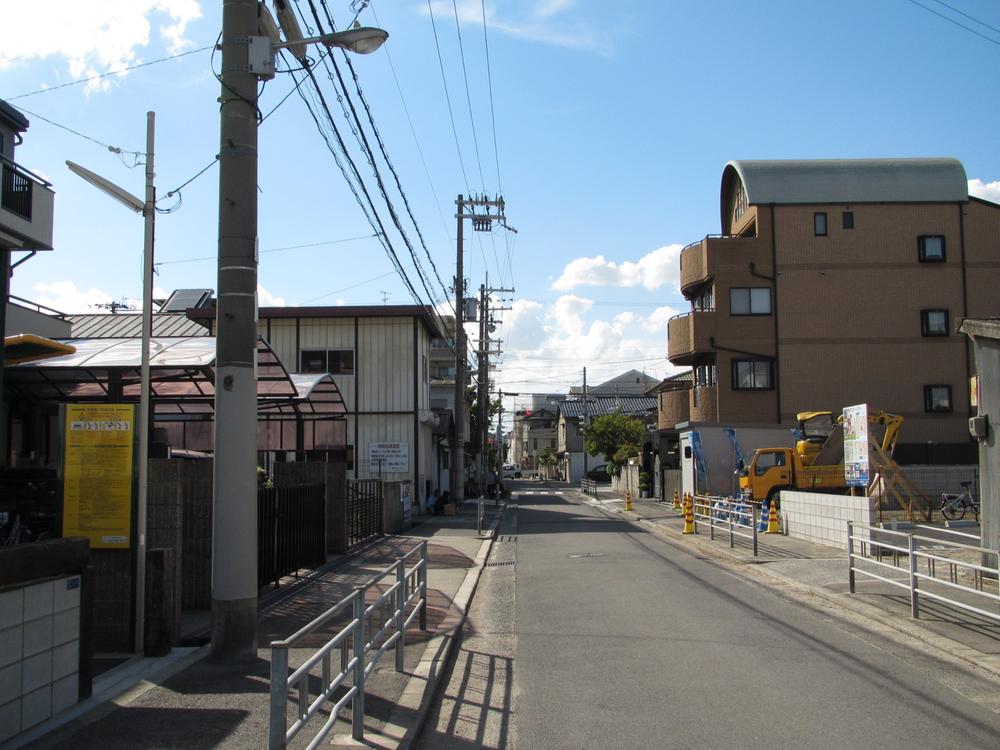 Local photos, including front road. And out of the car it is safe because there is a spacious 8m children also sidewalk with a front road sidewalk is also no problem because it is written down !!