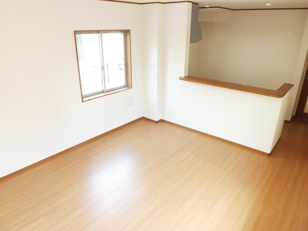 Same specifications photos (living). Same specifications photos (living) Comfortable space of all window glazing!