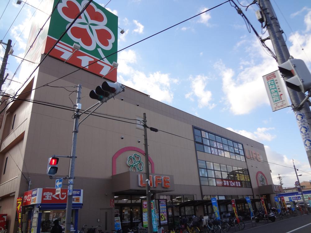 Supermarket. 600m to the Super Life The spacious interior is handy shopping without stress.