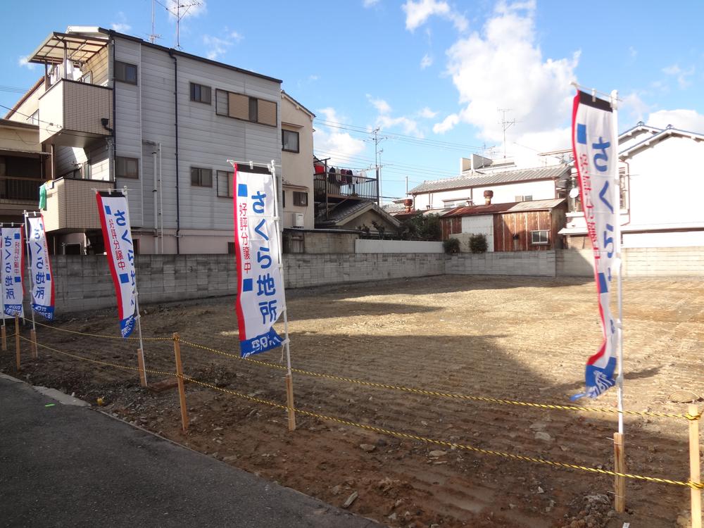 Facing the south side of the road, Neighborhood because there is no high-rise buildings in, Daylighting ・ It is advantageous located for ventilation. Local (12 May 2013) Shooting. Facing the south side of the road, Neighborhood because there is no high-rise buildings in, Daylighting ・ It is advantageous located for ventilation.
