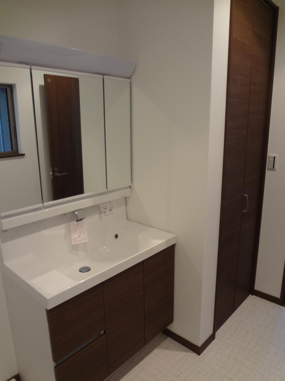 Building plan example (introspection photo). This plan using the storage space in the wash room. Clutter tend to wash around also refreshing.