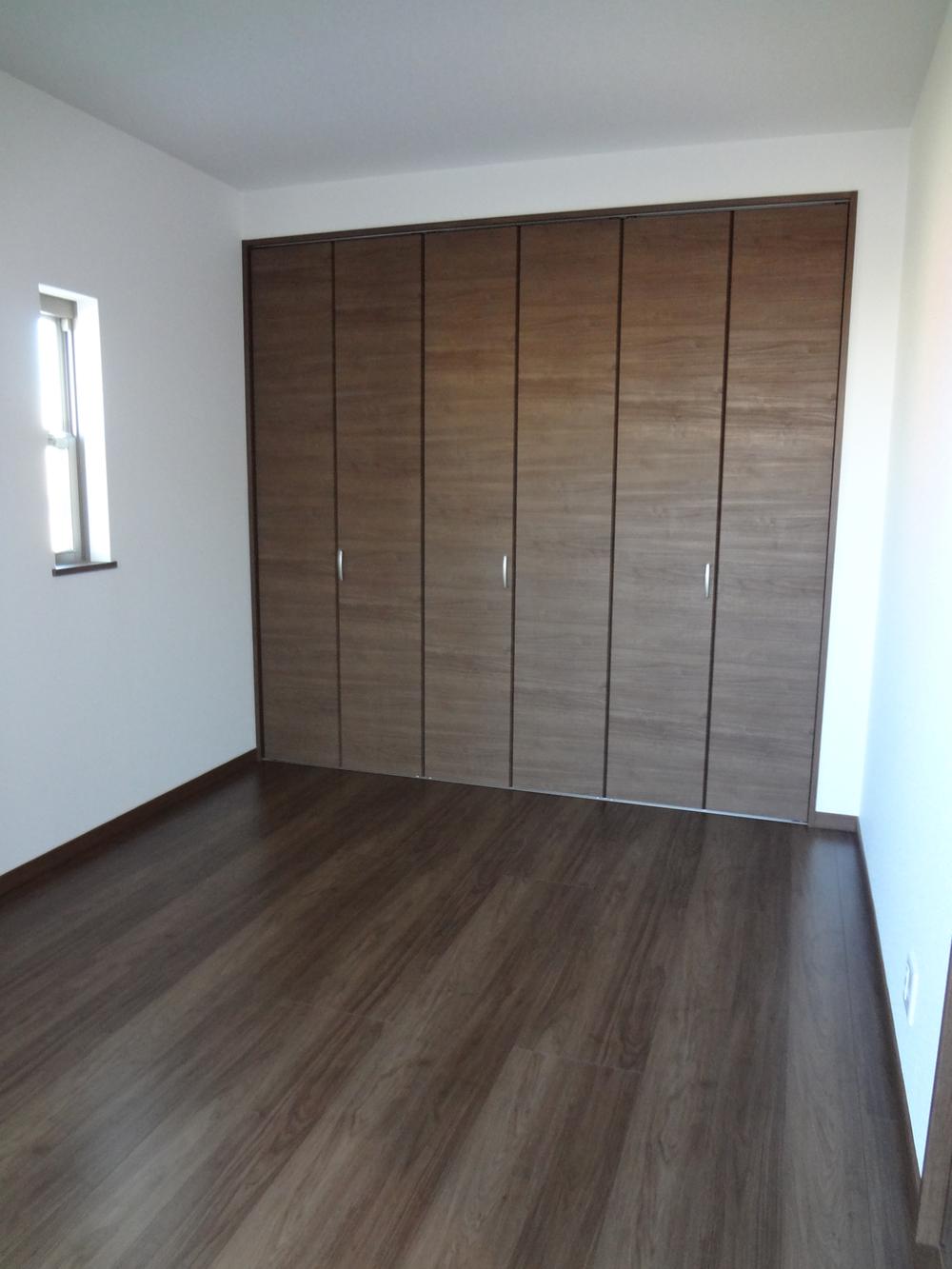 Building plan example (introspection photo). Wall full of closet is excellent storage capacity.