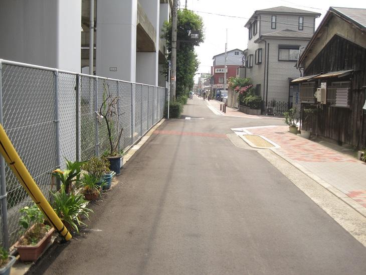 Local photos, including front road. Width 6m on the east side