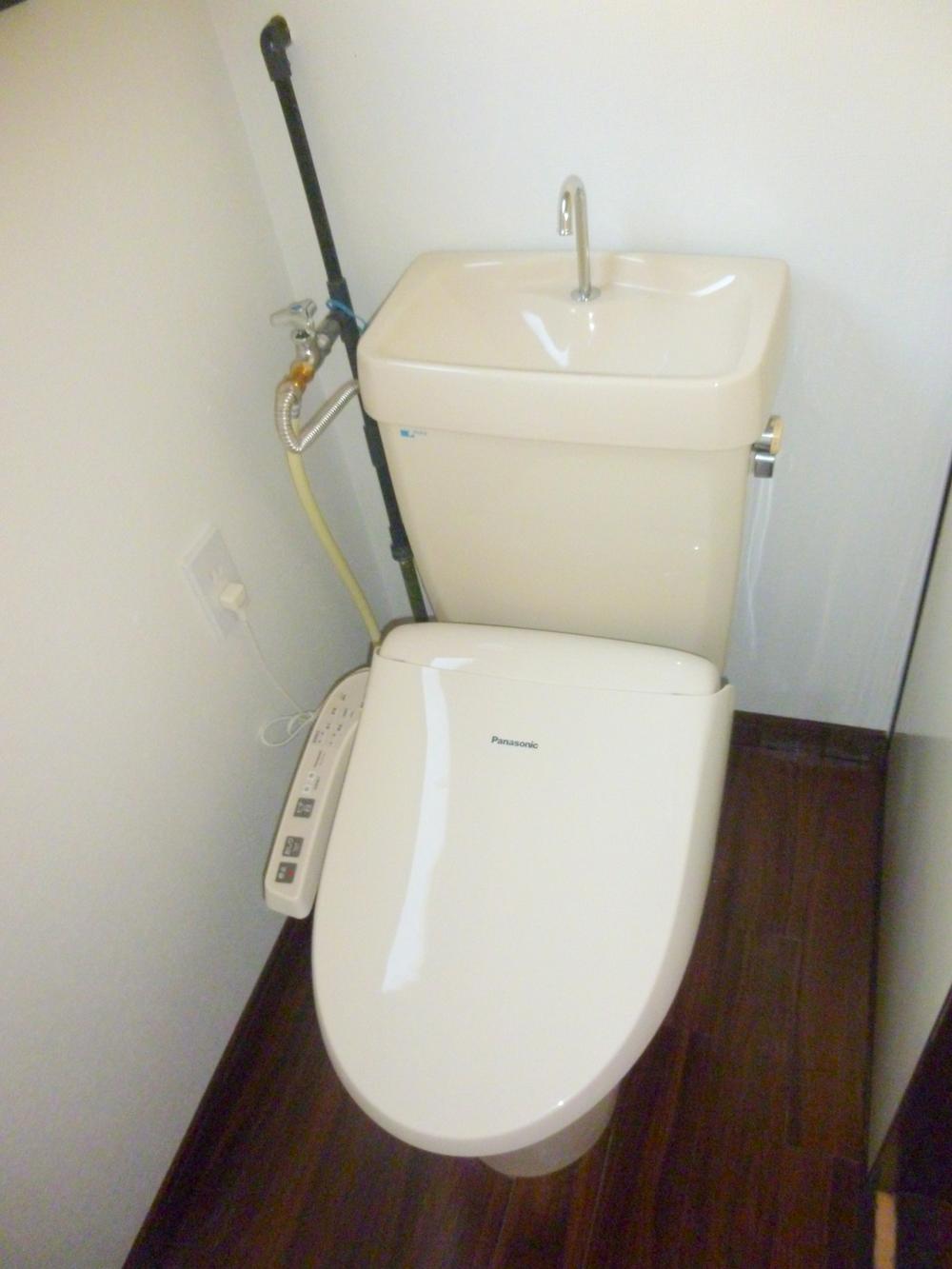 Toilet. Indoor (11 May 2013) Shooting