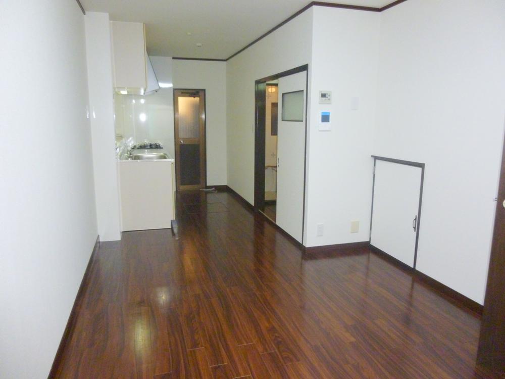 Living. Indoor (11 May 2013) is a bright living room decorated in a shooting white was based