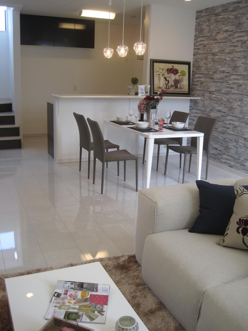 Model house photo. Since the face-to-face is the kitchen