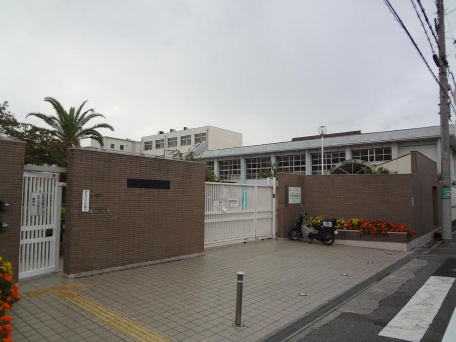 Primary school. Higashiawaji until elementary school 932m