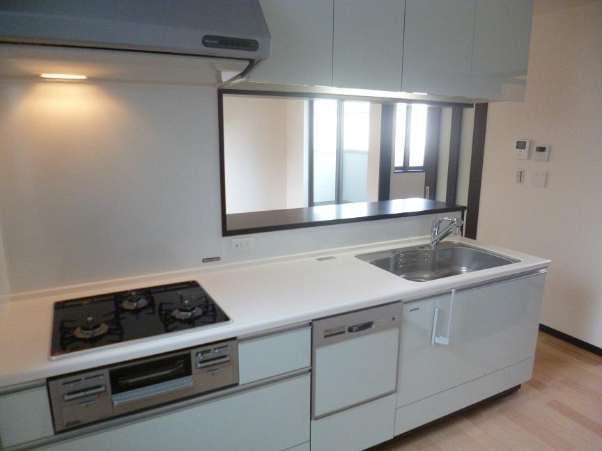 Kitchen. There is no partition in the kitchen and dining, You can enjoy a conversation with a family in the very sense of openness.