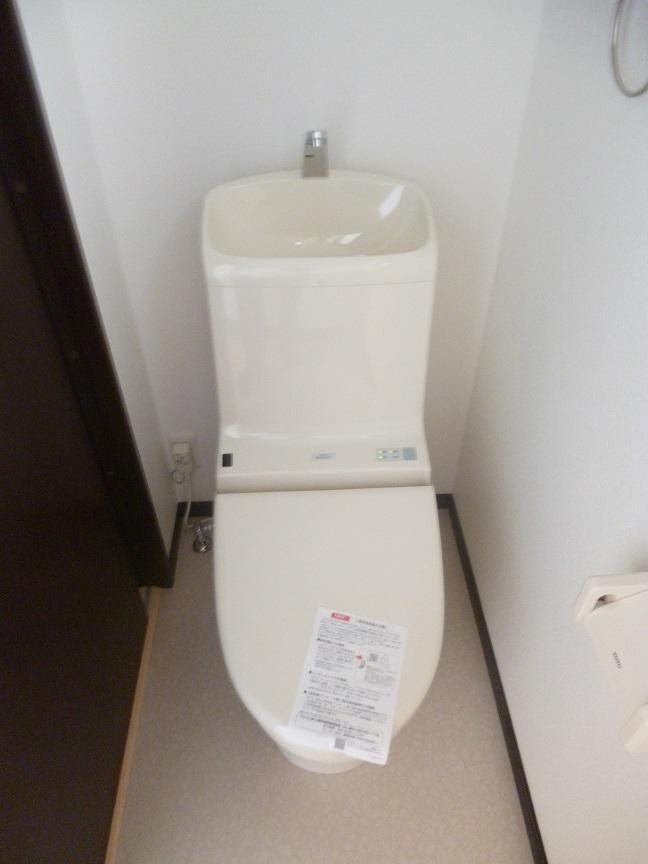 Toilet. It is clean of easy to state-of-the-art bidet with toilet!