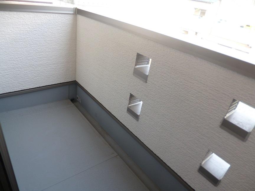 Balcony. Effortlessly wash at wide balcony!