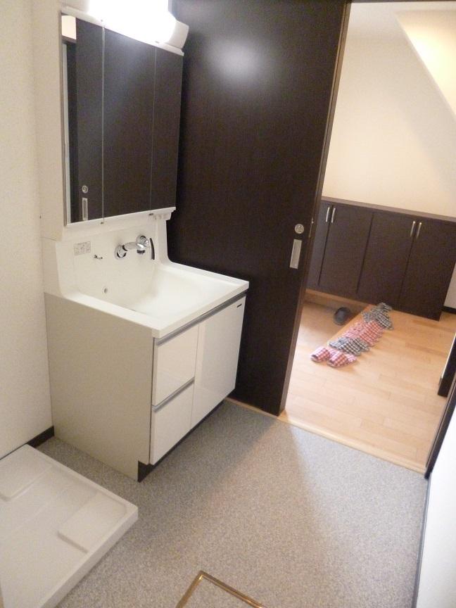 Wash basin, toilet. Storage is there plenty of vanity functionality preeminent!