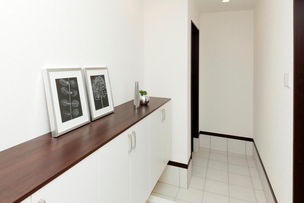 Model house photo. Also finished in a stylish space can be a lot housed in the wide entrance.
