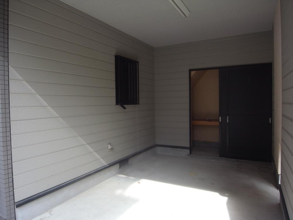 Parking lot. There is a high roof can be a storage compartment