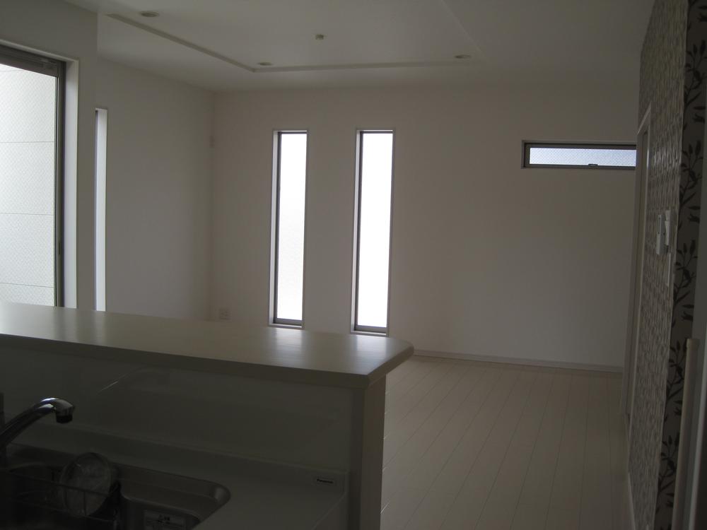 Building plan example (introspection photo). LDK with a bright sense of liberation in the wide window
