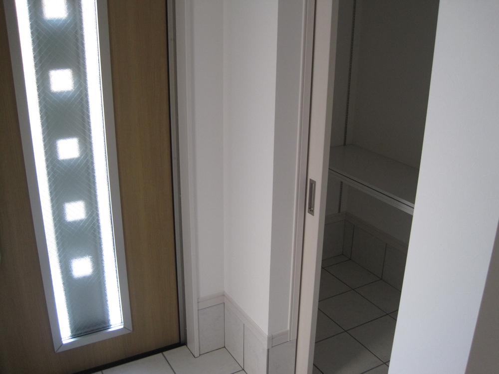 Building plan example (introspection photo). Shoes cloak You can navigate left from the front door of the shoe