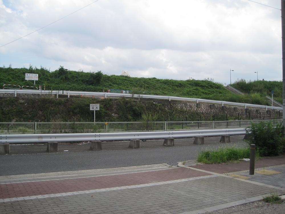 Local photos, including front road. Road opposite is Yodogawa! Location is outstanding