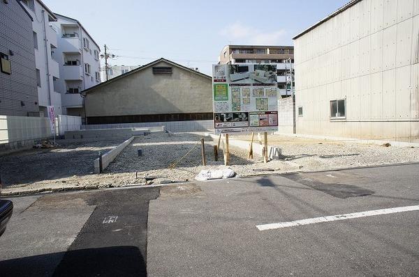 Other local. Easy parking in front of the road spacious