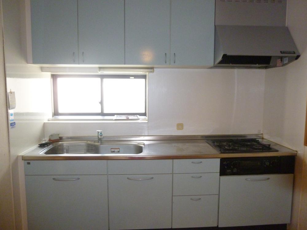 Kitchen. The kitchen contains a large kitchen with shiny