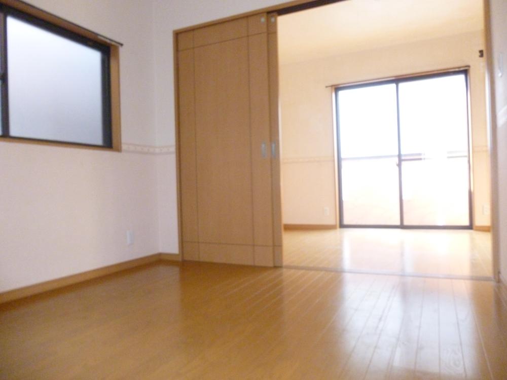 Non-living room. 3 is the floor of the Western-style day preeminent