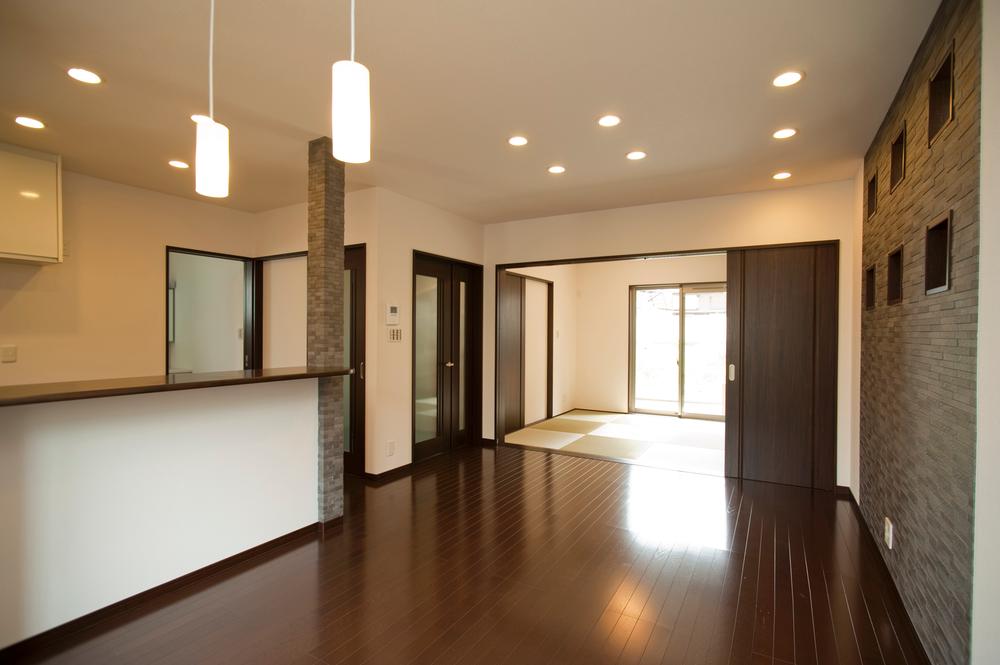 Living. A temporary family gatherings in the large living. Since the free plan with a Japanese-style living room is also available.