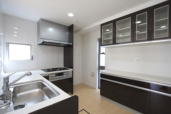 Kitchen. It can also be babysitting while cooking in the face-to-face kitchen. Panel color of the kitchen also can choose from the color of your choice.