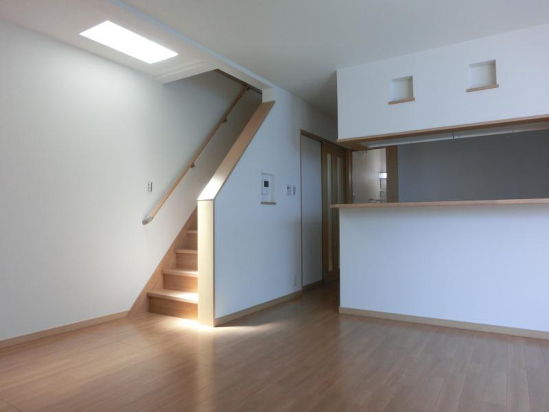 Living. Bright living room with skylights ☆