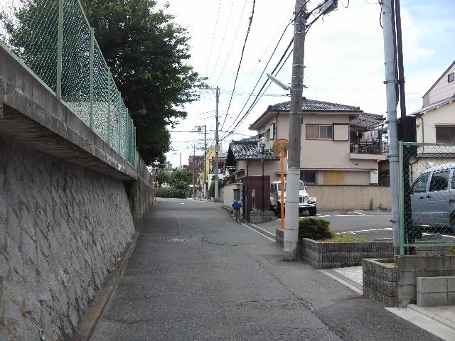 Local photos, including front road. There are public roads of about 4m on the east side. Car Street also less, It is safe for children. Local (July 2013) Shooting