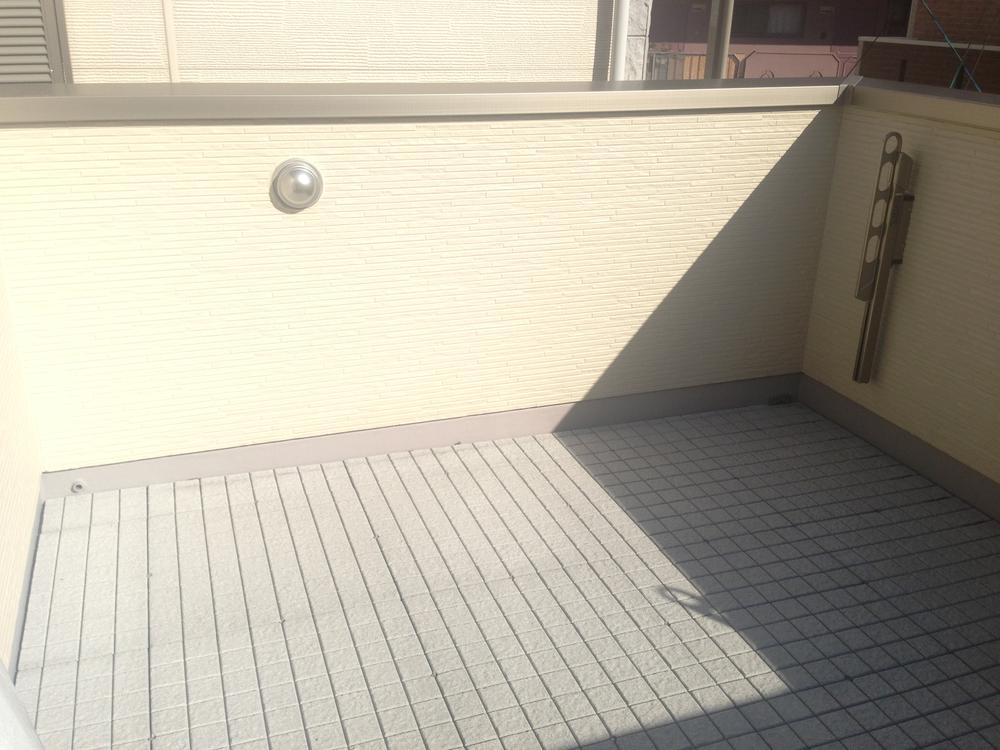 Balcony. Southeast! spacious, wide ・ balcony! Laundry, Thirst you!