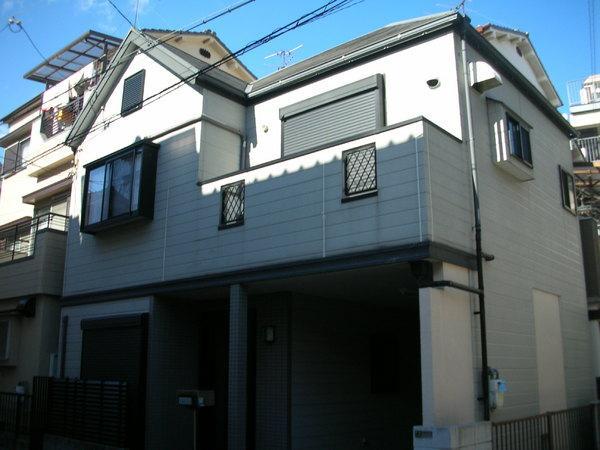 Local appearance photo. Facing south of the bright dwelling