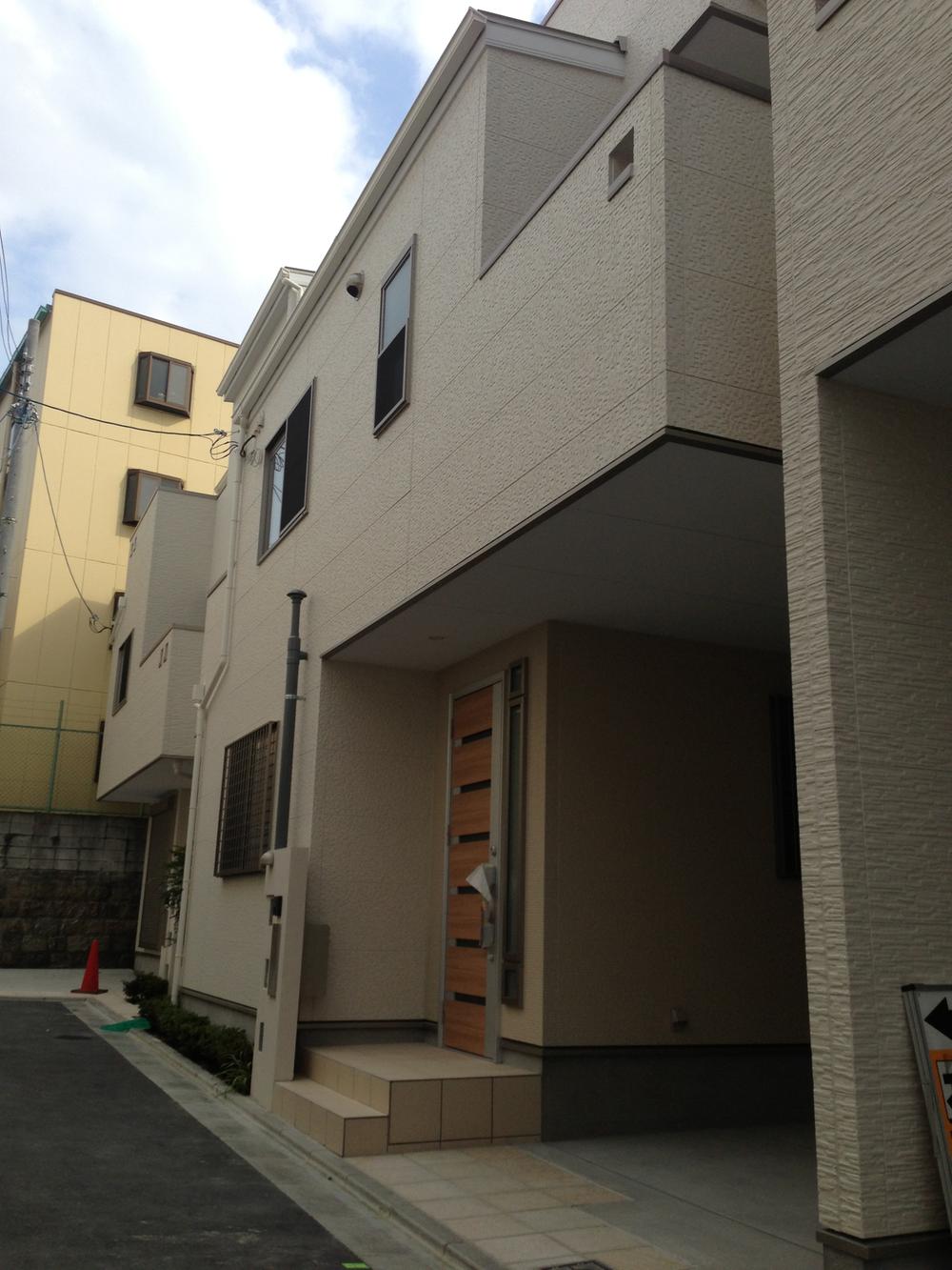 Local appearance photo. It is a subdivision of the total 7 compartment! New house many in the surrounding area, The whole town, "new ・ In Comer (newcomer = tenants) "is, Is a livable environment!