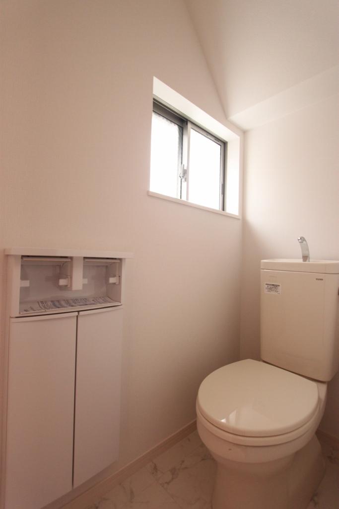 Toilet.  ◆ toilet