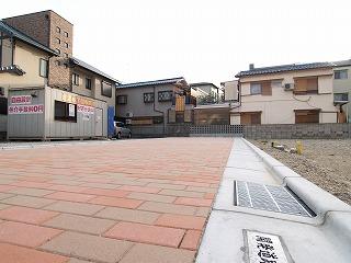 Local photos, including front road. Development road is a stylish interlocking finish. Local (11 May 2012) shooting