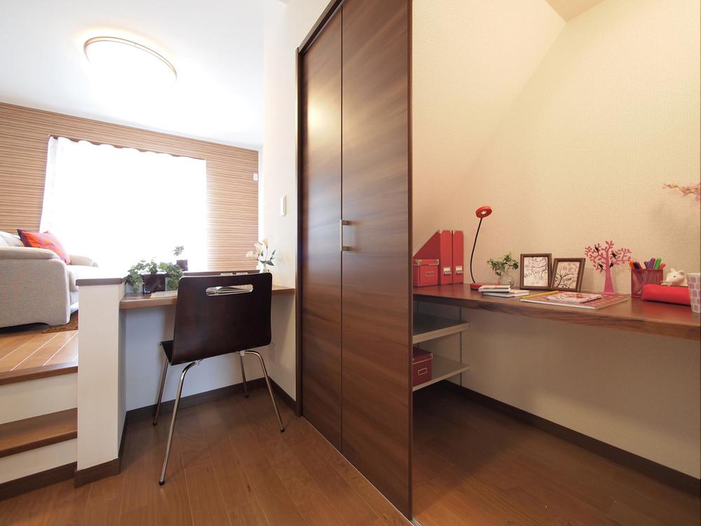 Other introspection. Storage and work space Mrs. Corner. It can also be used as a study corner of children.