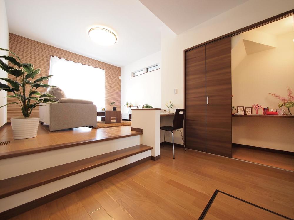 Living. Dining, It has become a space of the room by the installation of the thing and the pantry to divide in the living room and the split-level home.