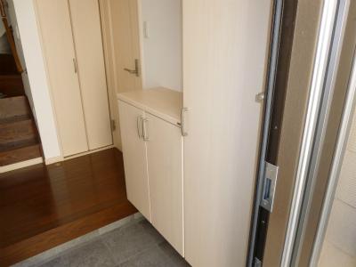 Entrance. Is the entrance to a large shoe box was equipped