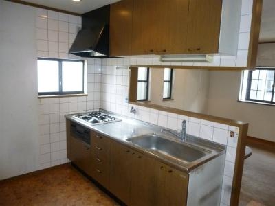 Kitchen. Indoor (11 May 2013) Shooting Counter Kitchen, System kitchen. Overlooks the living room while the cuisine in the face-to-face kitchen.