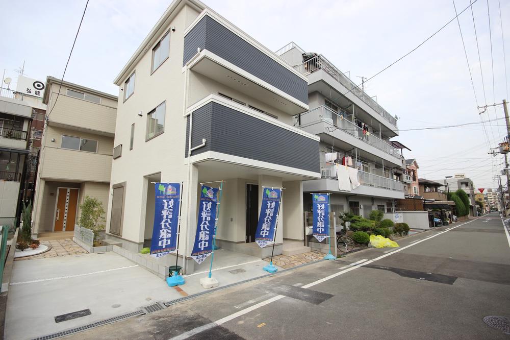 Local photos, including front road. Local (2013 October 4 shooting)