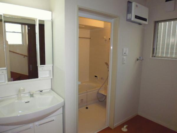 Wash basin, toilet. Storage lot, Washbasin with shower